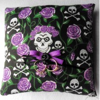 Coussin Porte Alliances Skulls & Roses Violet, Mariage Gothique, Rockabilly, Mariage Violet, Dias de Muertos, Saint Valentin