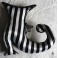 Botte de sorcière noir et rayures noir et blanc, Botte victorienne, Art textile, Coussin gothique