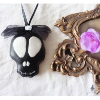 Grigri suspendu Sugar skull Ornement Gothique Tête de mort Halloween Noir, Plaque de porte, Calavera, Crâne