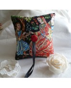 Coussin Renaissance Porte Alliances noir, rouge et multicolore, Mariage Tudor