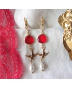 Cliodhna Boucles d'oreilles Oiseau Cristal rouge et Perle goutte or