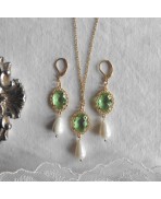 Jane Bennet Parure Boucles d'oreilles Collier Cabochons ovales Vert p&acirc;le et perles or, R&eacute;gence, p&eacute;ridot, Bridgerton, victorien