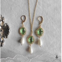 Jane Bennet Parure Boucles d'oreilles Collier Cabochons ovales Vert p&acirc;le et perles or, R&eacute;gence, p&eacute;ridot, Bridgerton, victorien