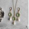 Jane Bennet Parure Boucles d'oreilles Collier Cabochons ovales Vert pâle et perles or, Régence, péridot, Bridgerton, victorien