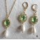 Jane Bennet Parure Boucles d'oreilles Collier Cabochons ovales Vert pâle et perles or, Régence, péridot, Bridgerton, victorien